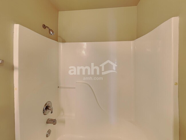 Building Photo - 1612 Lake Pointe Dr