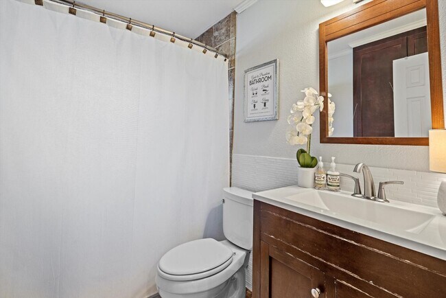 Building Photo - 5601 Westlawn Dr