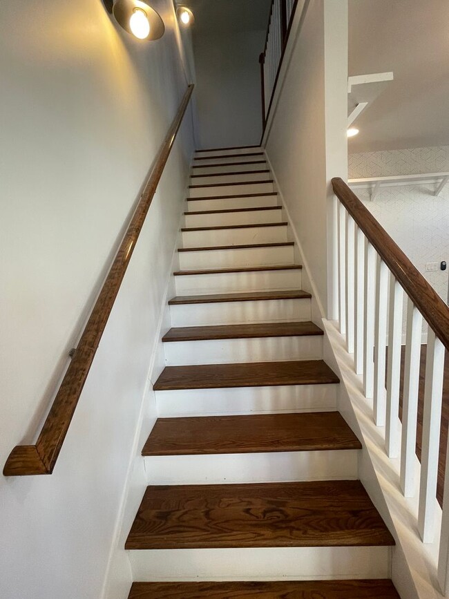 Building Photo - 561A Veritas St