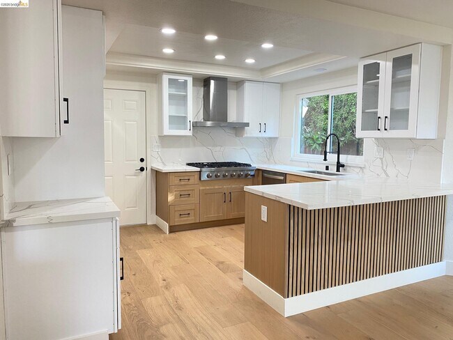 Building Photo - 11 Paddock Ct