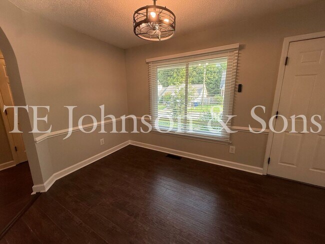 Building Photo - Charming One Level 3 Bedroom Home with Fenced Yard, Garage, and Deck