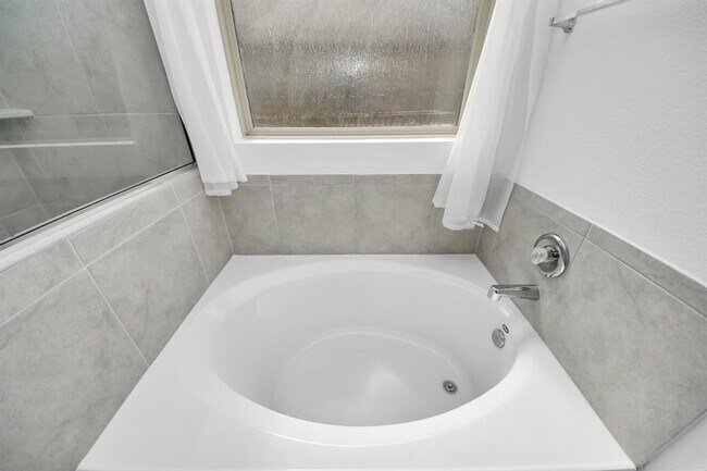 Building Photo - 24063 Hawthorn Lks Dr