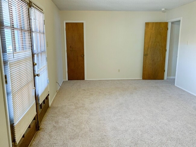 Building Photo - 2 Bed Townhouse with Garage! Convenient Lo...