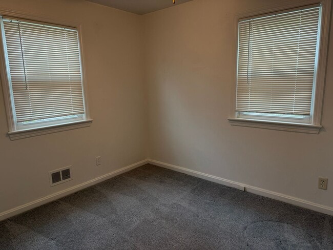 Building Photo - Lovely Renovated Rambler Close to METRO, Parks, Etc.