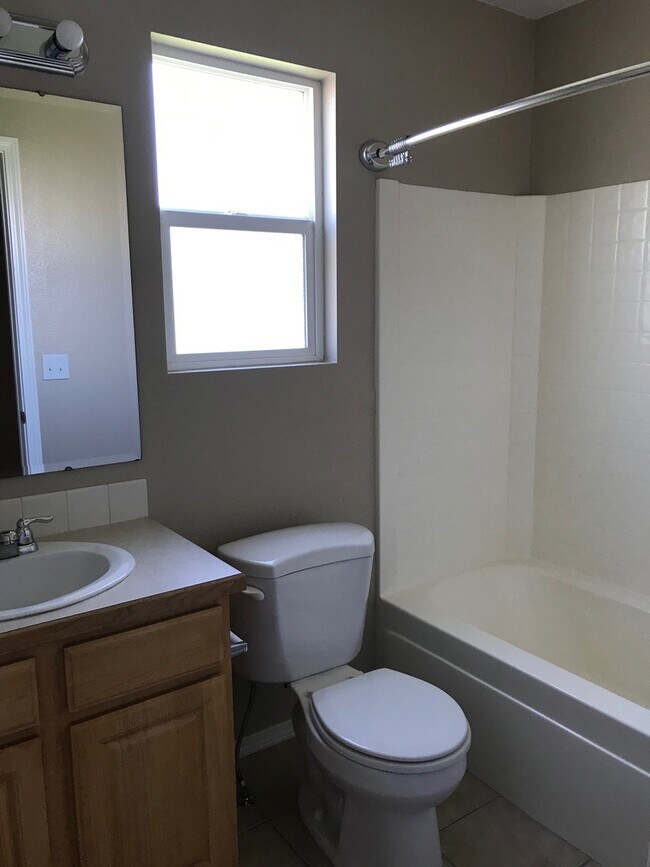 Building Photo - 3 bed/ 2 bath... 2 car garage... Single Level...In the Meadowbrook Subdivision.