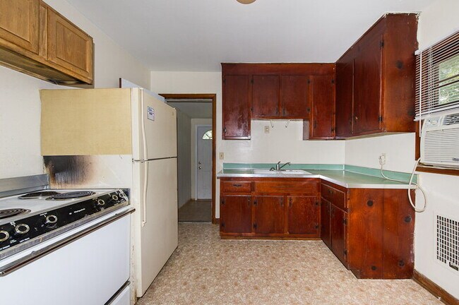 Building Photo - For Rent: 1BR, 1BA duplex (application pending)