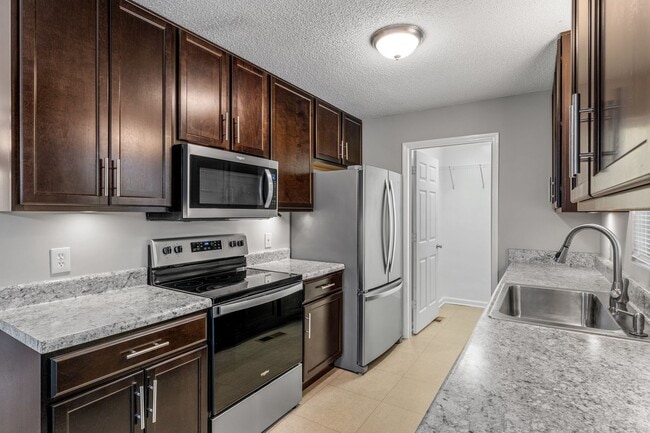 Building Photo - SW - Like New Home! Newer SS Appliances & Cabinets, Ceiling Fans, Blinds, Front Porch and Deck. M...