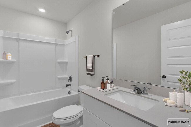 Building Photo - ***FREE DECEMBER RENT*** AND APPLICATION FEES WAIVED UPON APPROVAL!!! Dog friendly home!