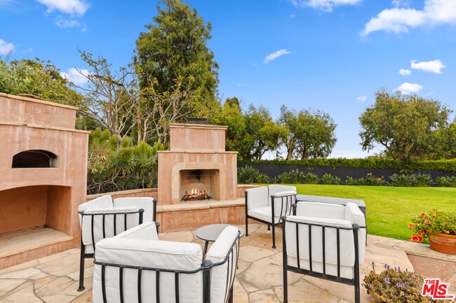 Building Photo - 7122 Dume Dr