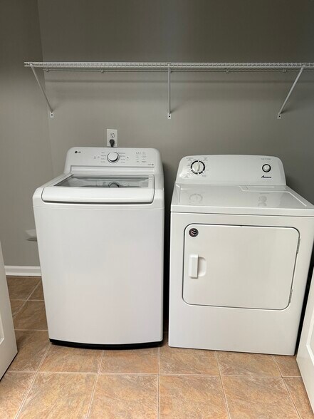 Washer and dryer included - 4283 Parkview Ct