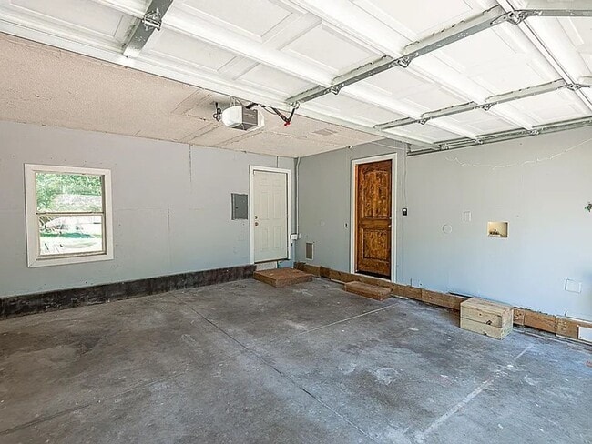 Building Photo - 3 Bed 2 Bath 2 Car Garage 1/2 off 1st Months Rent