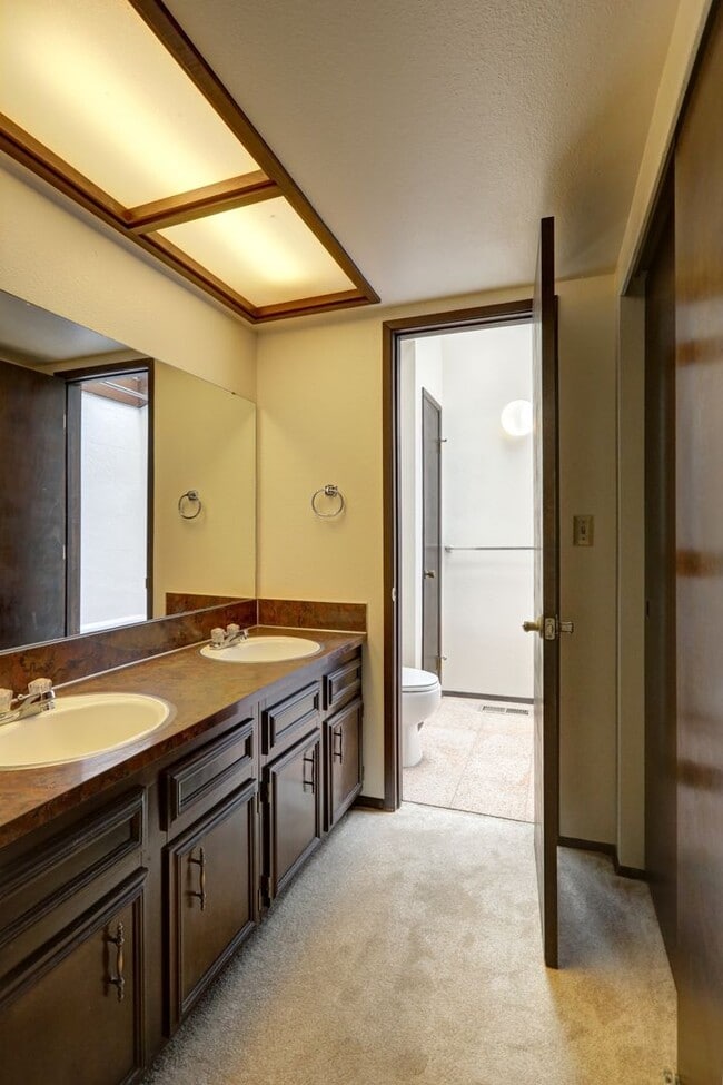 Building Photo - Spacious 4BR 2.75BA Tri-level home in quie...