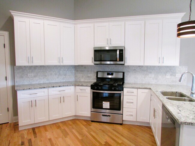 Building Photo - 981 Meadow Ln