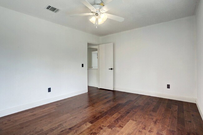 Building Photo - 17007 Hickok Dr