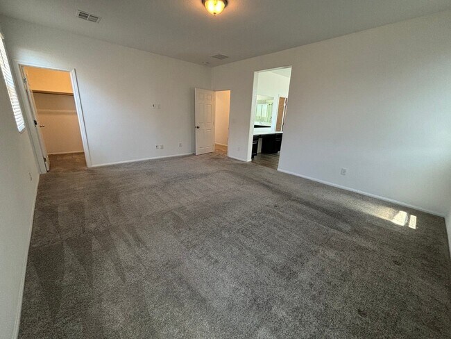 Building Photo - Charming 3-Bedroom Home with Spacious Back...