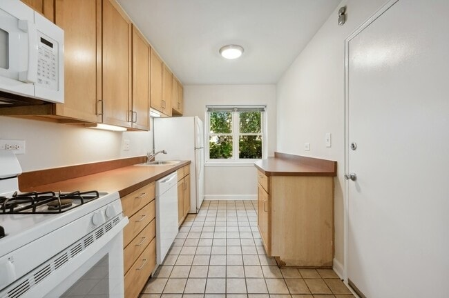 Building Photo - 205 Custer Ave