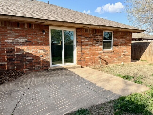 Building Photo - Updated 2 bed, 2 bath, 2 car