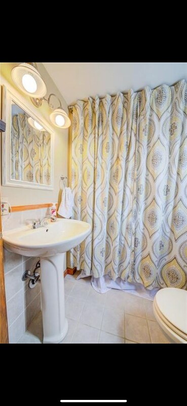 Building Photo - 10 Penn Dr