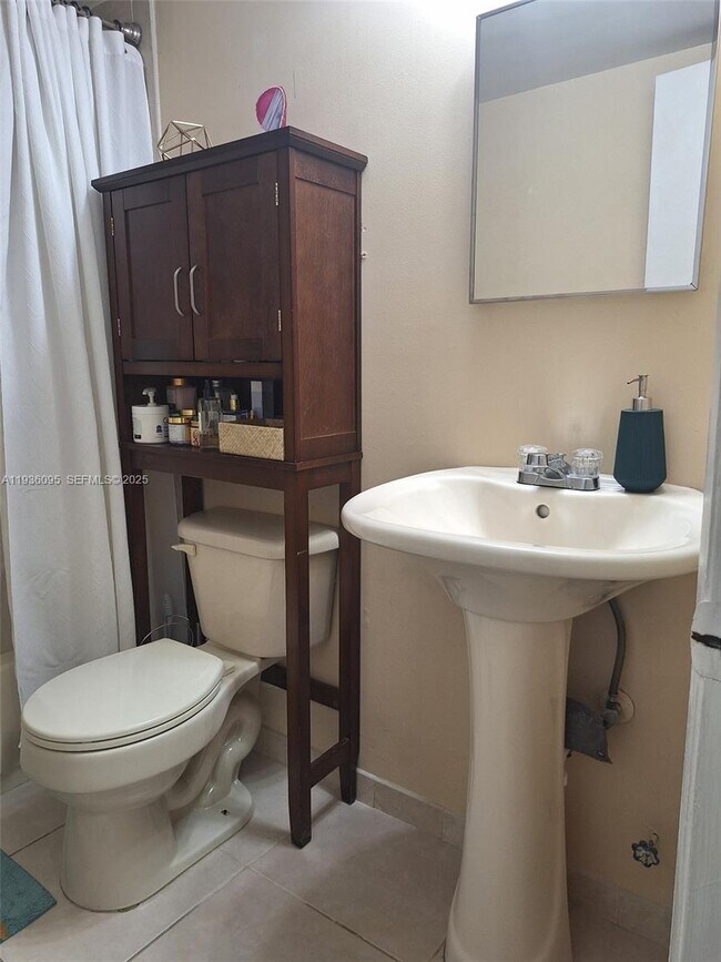 Building Photo - 2701 Riverside Dr