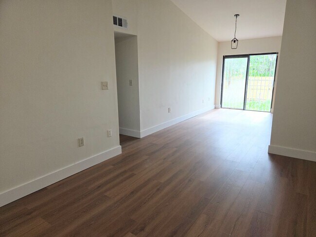 Building Photo - Fully Renovated 3BR/2BA Townhome with New Bathrooms & Fenced Yard