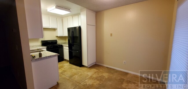 Building Photo - 2 Bedroom condo available in south Santa M...