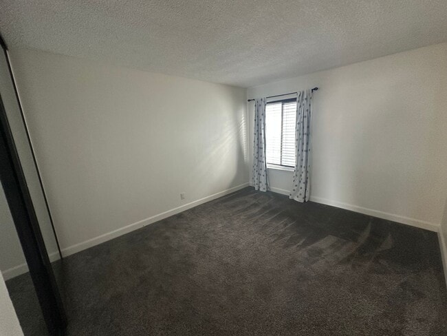Building Photo - Modern Reno apartment 2 bedroom 1 bath! Co...