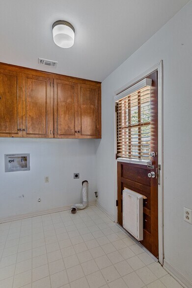 Building Photo - 1554 Westbury Dr