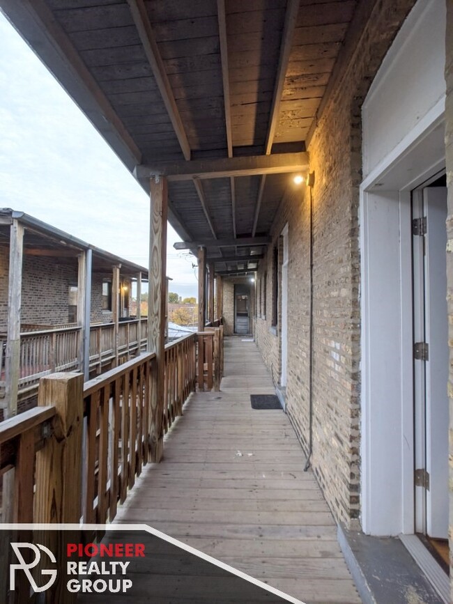 Building Photo - 4419 N Wolcott Ave