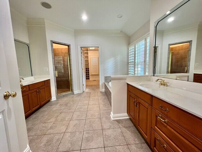 Building Photo - 5 Bed, 3.5 Bath w/ 3 Car Garage Less than 1 Mile from Downtown Franklin