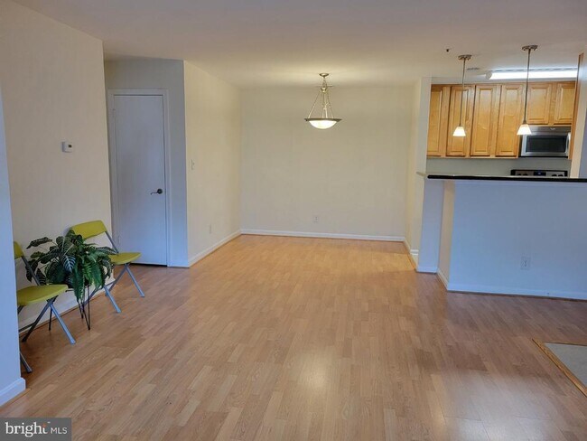 Building Photo - 3178 Summit Square Dr