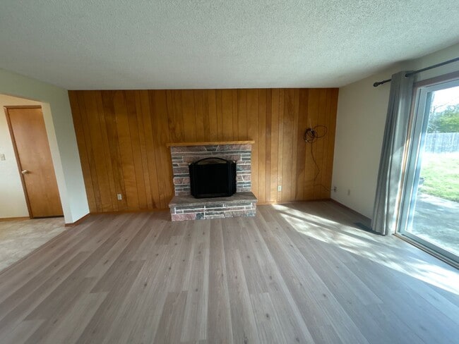 Building Photo - Beautiful 3 Bedroom 1 1/2 Bath with Huge Fenced Backyard! Tour Today!