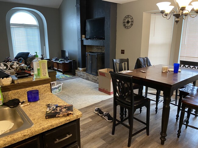 kitchen/living room - 826 S Hickory Ln