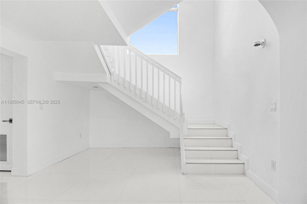 Building Photo - 425 SW 129th Ave