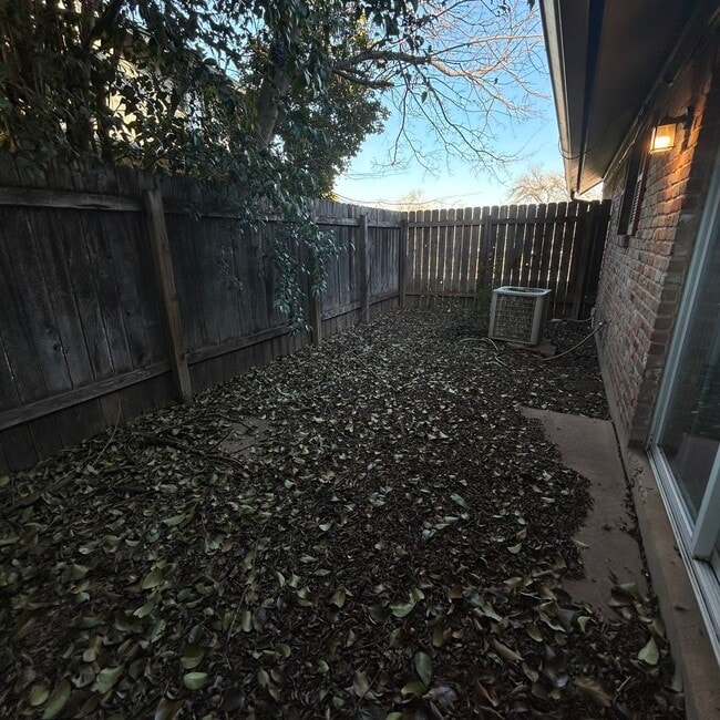 Building Photo - 7208 Creekside Dr