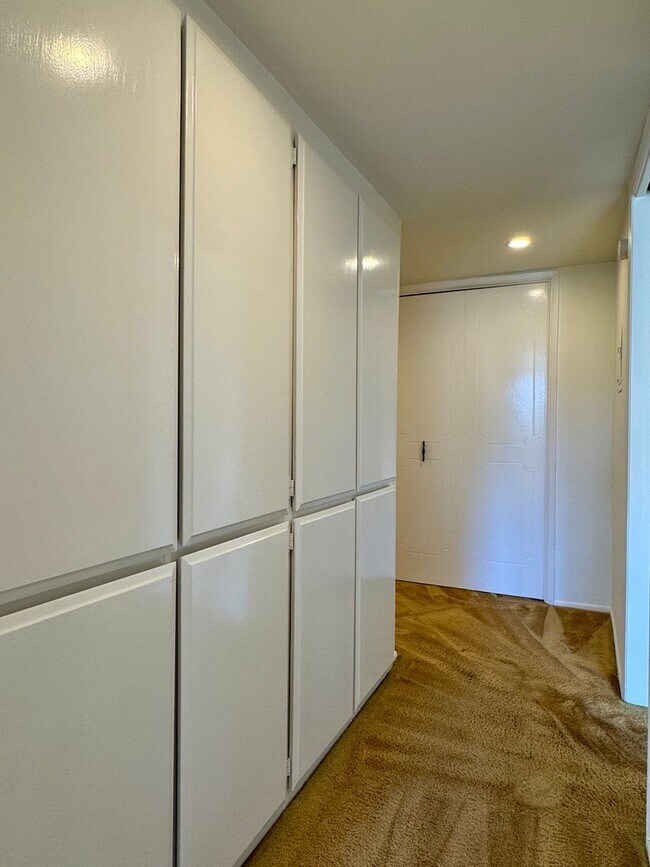 Building Photo - Large 2 bed 2 bath