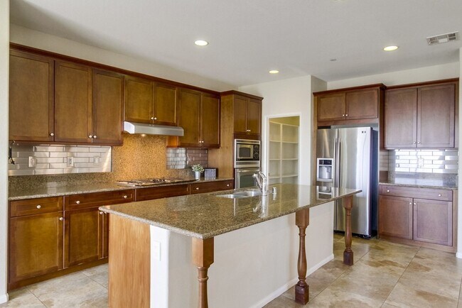 Building Photo - Beautiful Sky Ranch home with Spectacular Views!