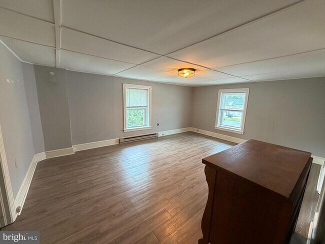 Building Photo - 300 S Cedar Ln