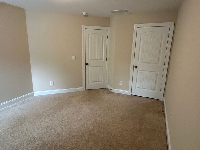 Building Photo - End Unit 3 Bed | 2.5 Bath Townhouse in Cha...