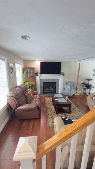 Building Photo - 22 W Shore Park Rd