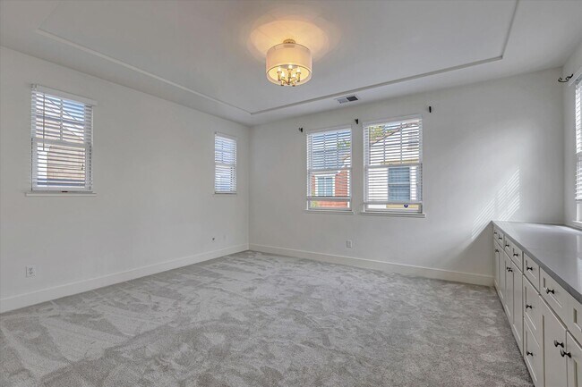 Building Photo - 928 Valencia Ave