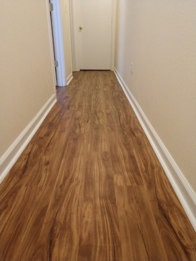 Building Photo - Beautiful 3 Bed 2 Bath Townhouse Close to ...