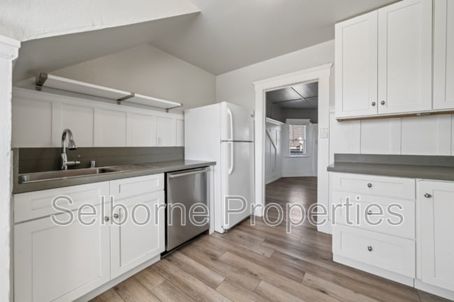 Building Photo - 720 44th St