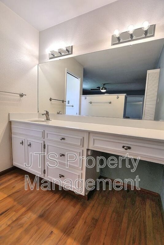 Building Photo - 2128 W La Loma Dr
