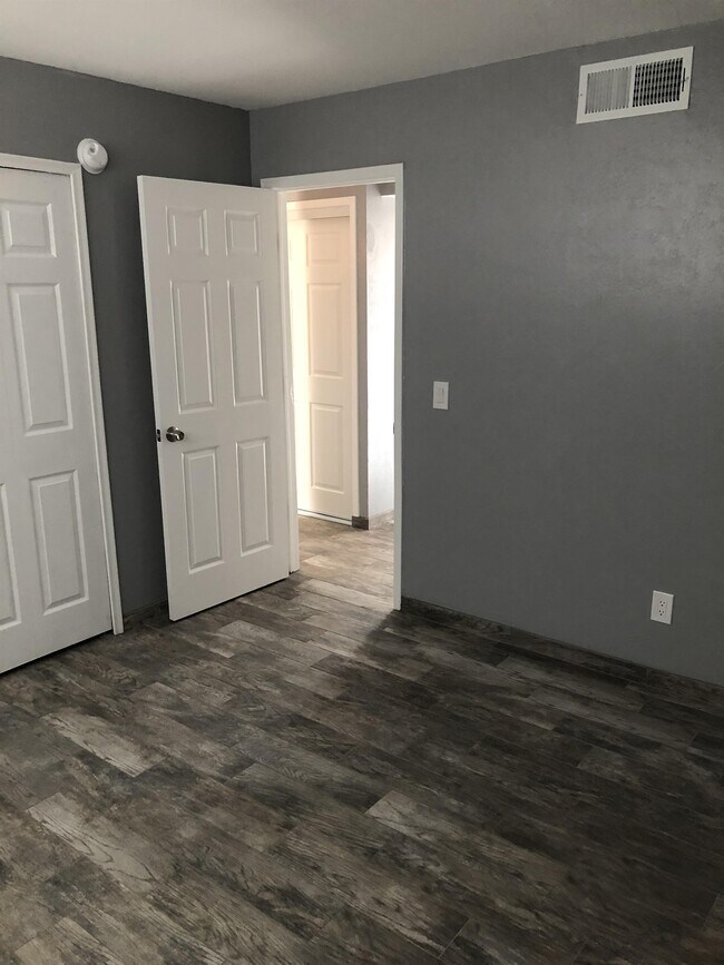 Building Photo - 2601 W Broadway Blvd