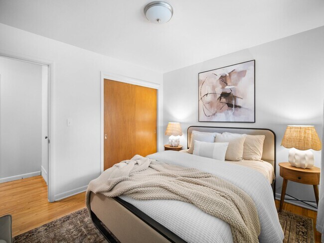 Building Photo - Beautiful FULLY FURNISHED TWO BEDROOM DUPLEX!