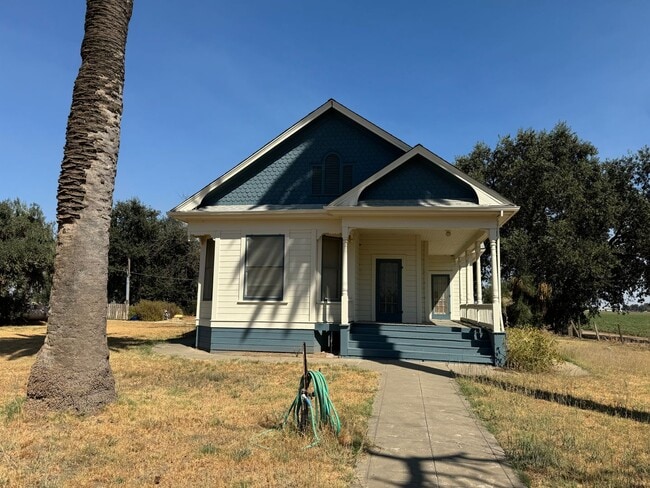Building Photo - "Charming 2-Bedroom Country Cottage with P...