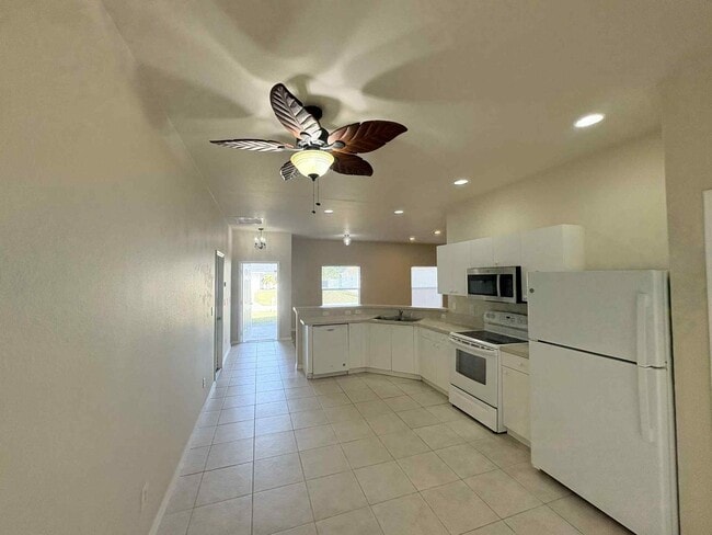 Building Photo - Charming 3-Bedroom 2 Bathroom and Garage in Lehigh Acres