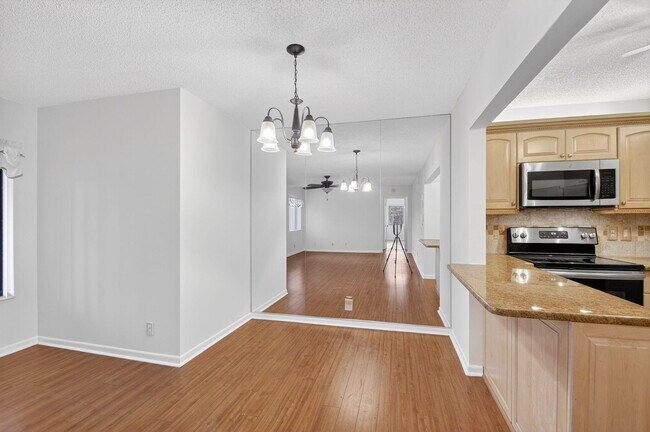Building Photo - 427 Pine Glen Ln