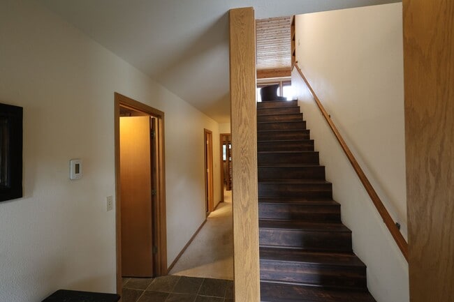 Building Photo - Large Condo with Garage