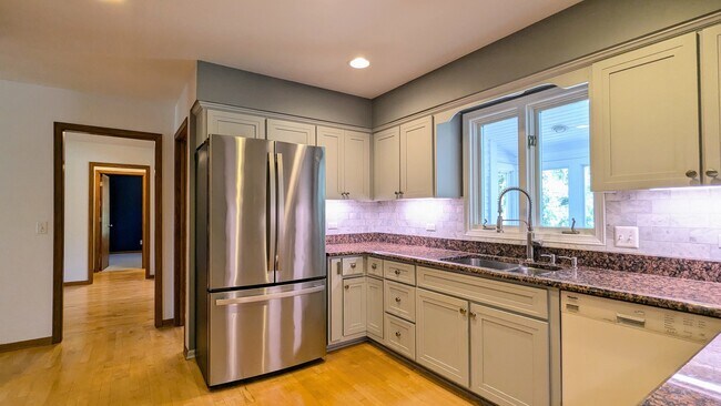 Building Photo - 12 Oneida Ln